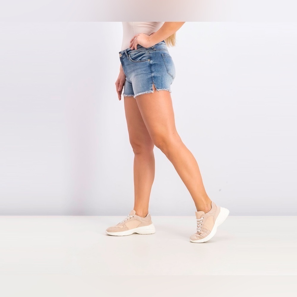 NWT STS BLUE Eleonora Distressed Fray Hem Short. Size 29/8